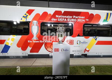 Berlin, Allemagne. 12th juin 2023. Lors de l'annonce du partenariat entre la Deutsche Bahn (DB) et l'UEFA pour le Championnat d'Europe 2024, la coupe d'Europe originale et une GLACE de conception correspondante seront présentées. Credit: Jörg Carstensen/dpa/Alay Live News Banque D'Images