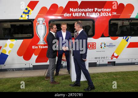 Berlin, Allemagne. 12th juin 2023. L'ambassadeur du Championnat d'Europe Philipp Lahm (l-r), le PDG de DB Richard Lutz et Volker Wissing (FDP), ministre fédéral des Transports, se tiennent devant le trophée du Championnat d'Europe original et un train À GLACE bien conçu lors de l'annonce du partenariat entre la Deutsche Bahn (DB) et l'UEFA pour le Championnat d'Europe 2024. Credit: Jörg Carstensen/dpa/Alay Live News Banque D'Images