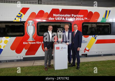 Berlin, Allemagne. 12th juin 2023. L'ambassadeur du Championnat d'Europe Philipp Lahm (l-r), le PDG de DB Richard Lutz et Volker Wissing (FDP), ministre fédéral des Transports, se tiennent devant le trophée du Championnat d'Europe original et un train À GLACE bien conçu lors de l'annonce du partenariat entre la Deutsche Bahn (DB) et l'UEFA pour le Championnat d'Europe 2024. Credit: Joerg Carstensen/dpa/Alay Live News Banque D'Images