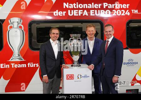 Berlin, Allemagne. 12th juin 2023. L'ambassadeur du Championnat d'Europe Philipp Lahm (l-r), le PDG de DB Richard Lutz et Volker Wissing (FDP), ministre fédéral des Transports, se tiennent devant le trophée du Championnat d'Europe original et un train À GLACE bien conçu lors de l'annonce du partenariat entre la Deutsche Bahn (DB) et l'UEFA pour le Championnat d'Europe 2024. Credit: Jörg Carstensen/dpa/Alay Live News Banque D'Images