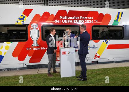 Berlin, Allemagne. 12th juin 2023. L'ambassadeur du Championnat d'Europe Philipp Lahm (l-r), le PDG de DB Richard Lutz et Volker Wissing (FDP), ministre fédéral des Transports, se tiennent devant le trophée du Championnat d'Europe original et un train À GLACE bien conçu lors de l'annonce du partenariat entre la Deutsche Bahn (DB) et l'UEFA pour le Championnat d'Europe 2024. Credit: Jörg Carstensen/dpa/Alay Live News Banque D'Images