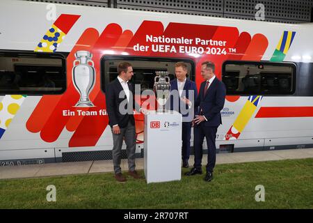 Berlin, Allemagne. 12th juin 2023. L'ambassadeur du Championnat d'Europe Philipp Lahm (l-r), le PDG de DB Richard Lutz et Volker Wissing (FDP), ministre fédéral des Transports, se tiennent devant le trophée du Championnat d'Europe original et un train À GLACE bien conçu lors de l'annonce du partenariat entre la Deutsche Bahn (DB) et l'UEFA pour le Championnat d'Europe 2024. Credit: Jörg Carstensen/dpa/Alay Live News Banque D'Images