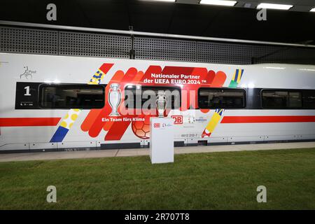 Berlin, Allemagne. 12th juin 2023. Lors de l'annonce du partenariat entre la Deutsche Bahn (DB) et l'UEFA pour le Championnat d'Europe 2024, la coupe d'Europe originale et une GLACE de conception correspondante seront présentées. Credit: Jörg Carstensen/dpa/Alay Live News Banque D'Images