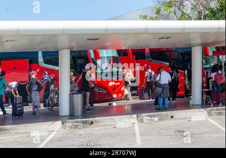 Station de bus ADO, terminal 2, aéroport international de Cancun, Cancun, Quintana Roo, Mexique Banque D'Images