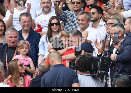 Novak Djokovic, de Serbie, célèbre avec ses parents Dijana Dokovic et Srdjan Djokovic après sa victoire dans la finale des singles hommes contre Casper Ruud, de Norvège, à l'Open de France 2023, tournoi de tennis Grand Chelem, sur 11 juin 2023 au Stade Roland-Garros à Paris, France - photo: Jean Catuffe/DPPI/LiveMedia Banque D'Images