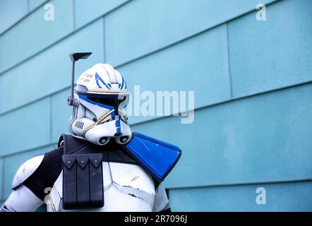 HARROGATE, ROYAUME-UNI - 3 JUIN 2023. Un cojoueur masculin habillé comme le capitaine Rex de la franchise de film Star Wars Clone Wars à un COIC con britannique Banque D'Images