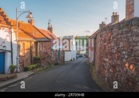 Maisons résidentielles colorées le long d'une voie tranquille dans la vieille ville pittoresque et charmante du village de pêcheurs côtier de Crail, Fife, Écosse, Royaume-Uni Banque D'Images