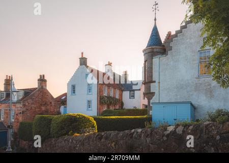 Maisons résidentielles colorées au coucher du soleil dans la charmante vieille ville du village de pêcheurs côtier de Crail, Fife, Écosse, Royaume-Uni. Banque D'Images