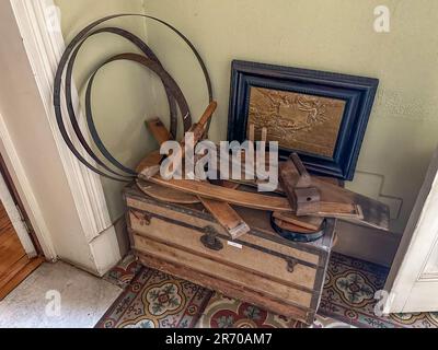 Outils vintage utilisés dans la fabrication de fûts de vin au Musée national du vin et du raisin Harvest, Maipu, Argentine. Banque D'Images