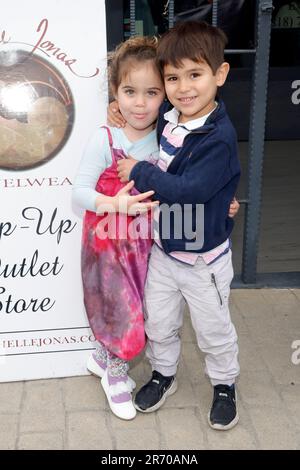 STUDIO CITY, CA - JUIN 11: Bella, Jonas, à la que vous attendez! Lancement avec Michelle Jonas conçoit au Trim A salon de Studio City, Californie, sur 11 juin 2023. Crédit: Faye Sadou/MediaPunch Banque D'Images