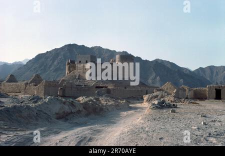 Fort Fujairah et Old Housing Fujairah eau 1979. Le fort Fujairah est un complexe de fort de 16th siècles est l'un des plus anciens et des plus grands forts des Émirats arabes Unis Banque D'Images