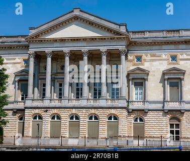 Gand, Belgique - 10 juillet 2010 : Gerechtsgebouw, palais de justice. Architecture néo-classique de l'ancien palais de justice de Gand, vue latérale. Banque D'Images