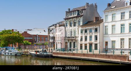 Gand, Belgique - 10 juillet 2010 : Ketelpoort, location de bateaux et dépôt de bateaux à l'intersection de deux canaux. Banque D'Images