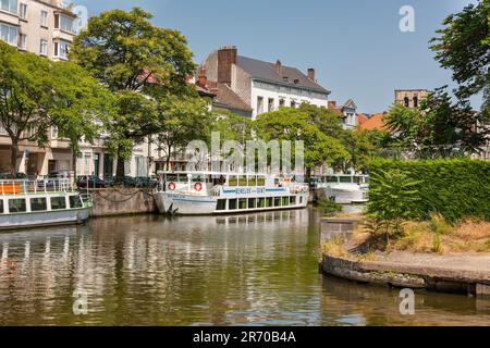 Gand, Belgique - 10 juillet 2010 : Ketelpoort, location de bateaux et dépôt de bateaux à l'intersection de deux canaux. Banque D'Images