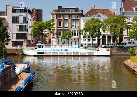 Gand, Belgique - 10 juillet 2010 : Ketelpoort, location de bateaux et dépôt de bateaux à l'intersection de deux canaux. Banque D'Images