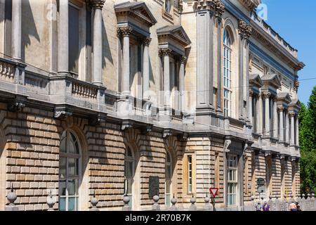 Gand, Belgique - 10 juillet 2010 : Gerechtsgebouw, palais de justice. Architecture néo-classique de l'ancien palais de justice de Gand, vue sur la rue. Banque D'Images