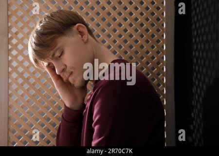 Bouleverser le jeune homme lors de la confession dans le stand Banque D'Images