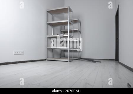 Salle de bureau avec murs blancs et étagères de rangement en métal Banque D'Images