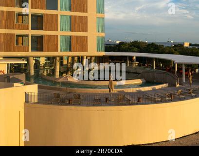 Piscine circulaire sur le toit à l'hôtel Hilton Garden, aéroport de Cancun, Quintana Roo, Mexique Banque D'Images