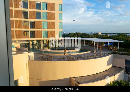 Piscine circulaire sur le toit à l'hôtel Hilton Garden, aéroport de Cancun, Quintana Roo, Mexique Banque D'Images