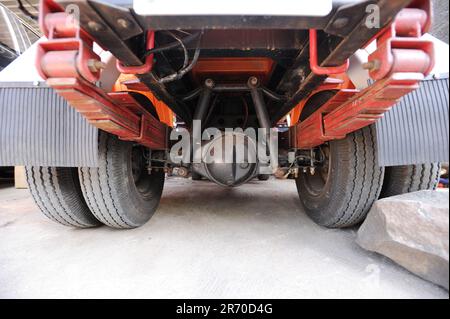 10 juin 2023, Kulonprogo, Yogyakarta, Indonésie: Un mini camion passe devant un vrai camion dans un village résident de Kulonprogo, Yogyakarta, le 12 juin 2023. Le chariot utilise un moteur de moto modifié. Le camion à jouets a une conception qui ressemble à un camion en général, mais a des dimensions beaucoup plus petites avec des fonctions avant, arrière et de levage derrière le lit. Un jeune homme nommé Imam, le propriétaire de Rimbono garage, a déclaré que le but de fabriquer le mini-camion était initialement seulement de répondre aux demandes des fans sur les médias sociaux. parce qu'avant de fabriquer des voitures jouets, le corps du camion était purement fait à la main f Banque D'Images