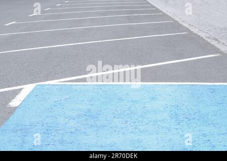 Stationnement extérieur vide avec marquages peints sur l'asphalte Banque D'Images