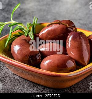 Olives grecques dans un bol. Ci-dessus, prise de vue macro. Banque D'Images