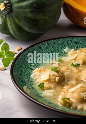 Courge d'hiver cuite et raviolis au fromage. Prise de vue macro. Banque D'Images