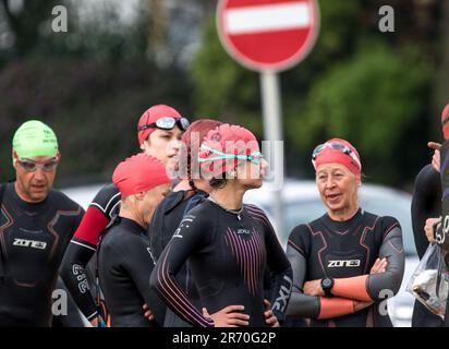 Les concurrents participent au Triathlon Eastbourne 2023. Banque D'Images