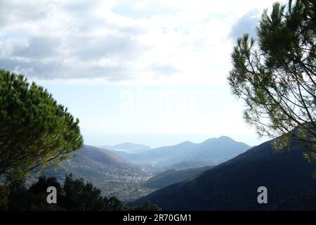 Itri. Italie. Vue panoramique depuis le Santuario Madonna della Civita vers la mer Tyrrhénienne. Banque D'Images