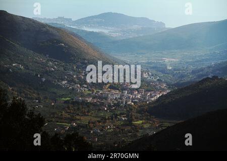 Itri. Italie. Vue panoramique depuis le Santuario Madonna della Civita vers la mer Tyrrhénienne. Banque D'Images