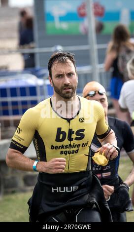 Les concurrents participent au Triathlon Eastbourne 2023. Banque D'Images