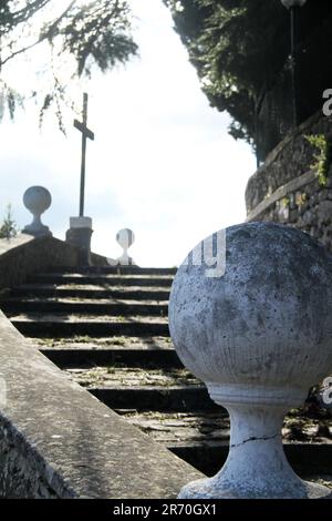 Sanctuaire de la Madonna della Civita, Itri, Italie. Escalier menant à une croix en haut d'une colline. Banque D'Images