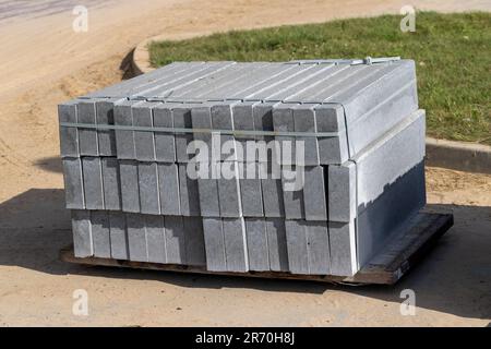 Carreaux de béton et bordures en béton, matériaux de construction pour la construction d'une nouvelle route Banque D'Images