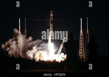 Cape Canaveral, Floride, États-Unis. 12th juin 2023. Une fusée SpaceX Falcon 9 lance 53 satellites 'Starlink' à 3 h 10 du complexe 40 à la station de la Force spatiale du Cap Canaveral, en Floride, lundi, 12 juin 2023. Photo de Joe Marino/UPI crédit: UPI/Alay Live News Banque D'Images