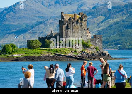 Vue sur les touristes visitant le château d'Eilean Donan dans les Highlands, en Écosse, au Royaume-Uni Banque D'Images