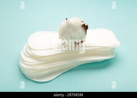 Tampons hygiéniques en coton sur fond de menthe. Vue de dessus Banque D'Images