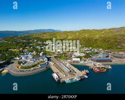 Vue aérienne du drone de Kyle du village et du port de Lochalsh à Ross et à Cromarty, Highland, Écosse, Royaume-Uni Banque D'Images