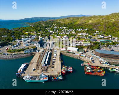 Vue aérienne du drone de Kyle du village et du port de Lochalsh à Ross et à Cromarty, Highland, Écosse, Royaume-Uni Banque D'Images