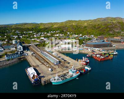 Vue aérienne du drone de Kyle du village et du port de Lochalsh à Ross et à Cromarty, Highland, Écosse, Royaume-Uni Banque D'Images