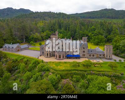 Vue aérienne du drone du château de Duncraig sur le Loch Carron à Plockton, Wester Ross, Écosse, Royaume-Uni Banque D'Images