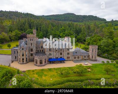 Vue aérienne du drone du château de Duncraig sur le Loch Carron à Plockton, Wester Ross, Écosse, Royaume-Uni Banque D'Images