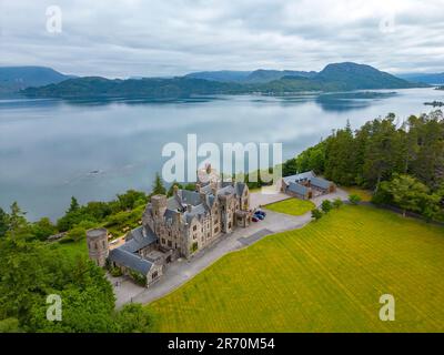 Vue aérienne du drone du château de Duncraig sur le Loch Carron à Plockton, Wester Ross, Écosse, Royaume-Uni Banque D'Images