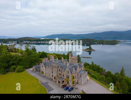 Vue aérienne du drone du château de Duncraig sur le Loch Carron à Plockton, Wester Ross, Écosse, Royaume-Uni Banque D'Images