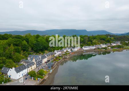 Vue aérienne du drone du village de Plockton, Wester Ross, Écosse, Royaume-Uni Banque D'Images