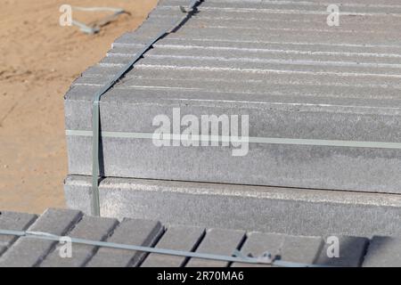 Carreaux de béton et bordures en béton, matériaux de construction pour la construction d'une nouvelle route Banque D'Images