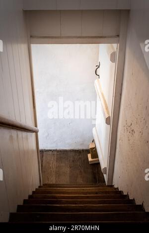 Escaliers en boîte historiques dans un moulin anglais à Cheshire. Banque D'Images