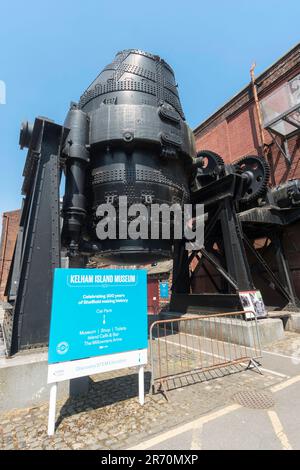 Le convertisseur Bessemer à l'extérieur du musée de l'île Kelham à Sheffield, dans le Yorkshire, en Angleterre, au Royaume-Uni Banque D'Images