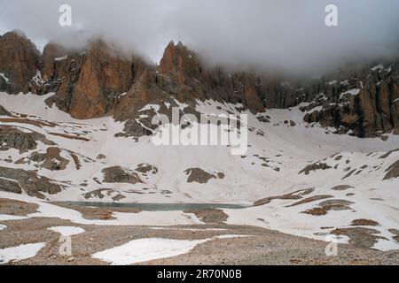Montagnes enneigées à hauts sommets avec lac dans un paysage de glace Banque D'Images