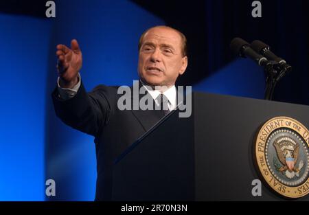 **PHOTO DE FICHIER** Silvio Berlusconi est décédé. Washington, DC - 19 mai 2004 -- le Premier ministre italien Silvio Berlusconi fait des remarques lors du dîner de gala annuel des fils d'Italie 16th à Washington, DC sur 19 mai 2004. Crédit: Ron Sachs - piscine via CNP. /MediaPunch Credit: MediaPunch Inc/Alamy Live News Banque D'Images